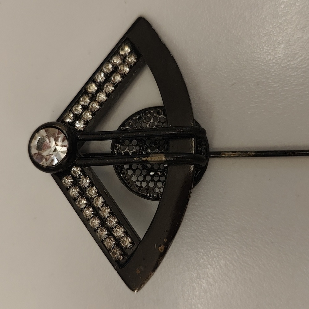 Elegant Pewter Brooch with Crystal Accent
